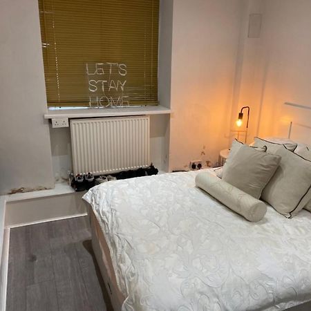 Central Private Double Bedroom In A 2Bedroom Apartment, Connected Via Underground, Overground And Many Bus Routes لندن المظهر الخارجي الصورة