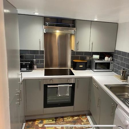 Central Private Double Bedroom In A 2Bedroom Apartment, Connected Via Underground, Overground And Many Bus Routes لندن المظهر الخارجي الصورة