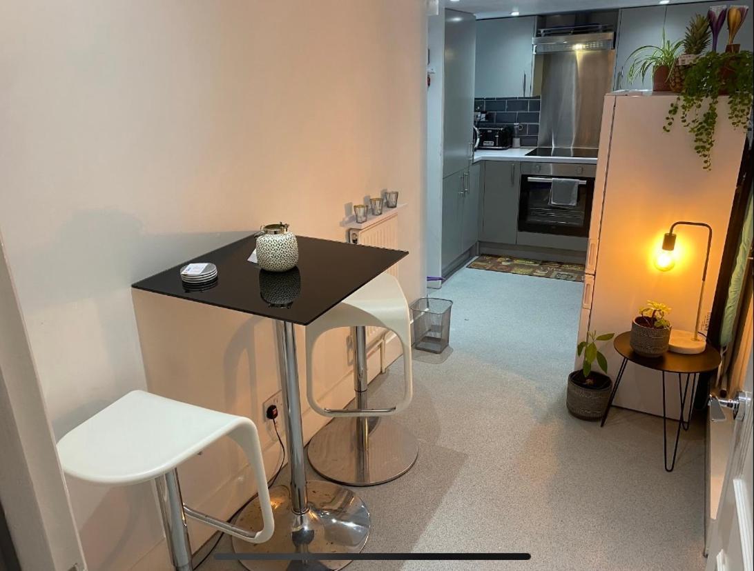 Central Private Double Bedroom In A 2Bedroom Apartment, Connected Via Underground, Overground And Many Bus Routes لندن المظهر الخارجي الصورة