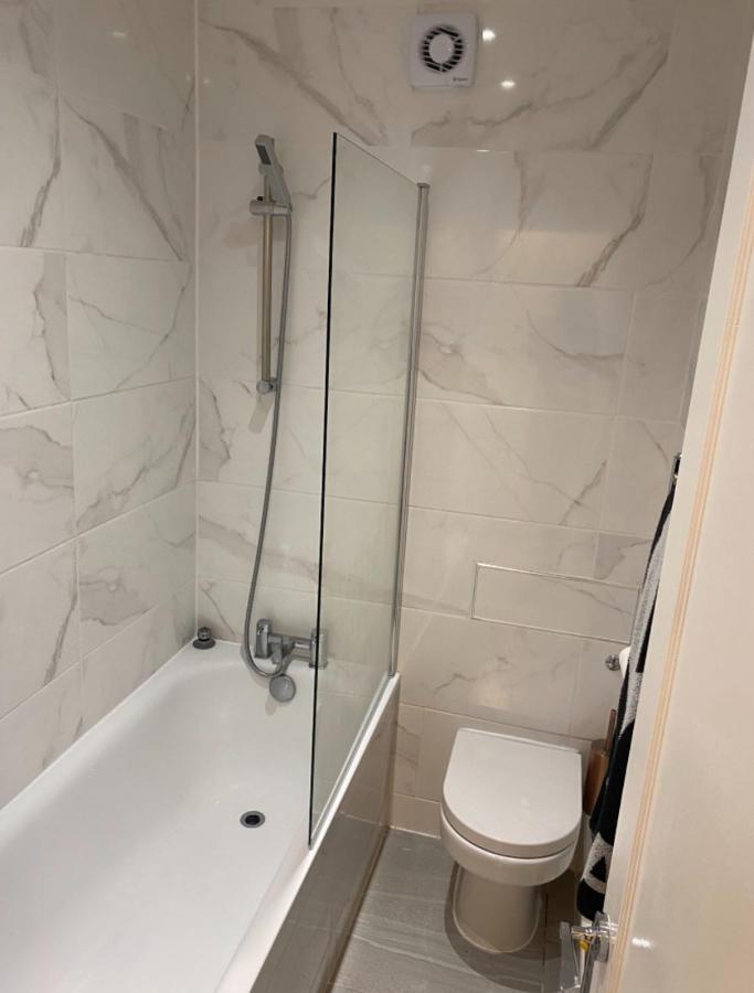 Central Private Double Bedroom In A 2Bedroom Apartment, Connected Via Underground, Overground And Many Bus Routes لندن المظهر الخارجي الصورة