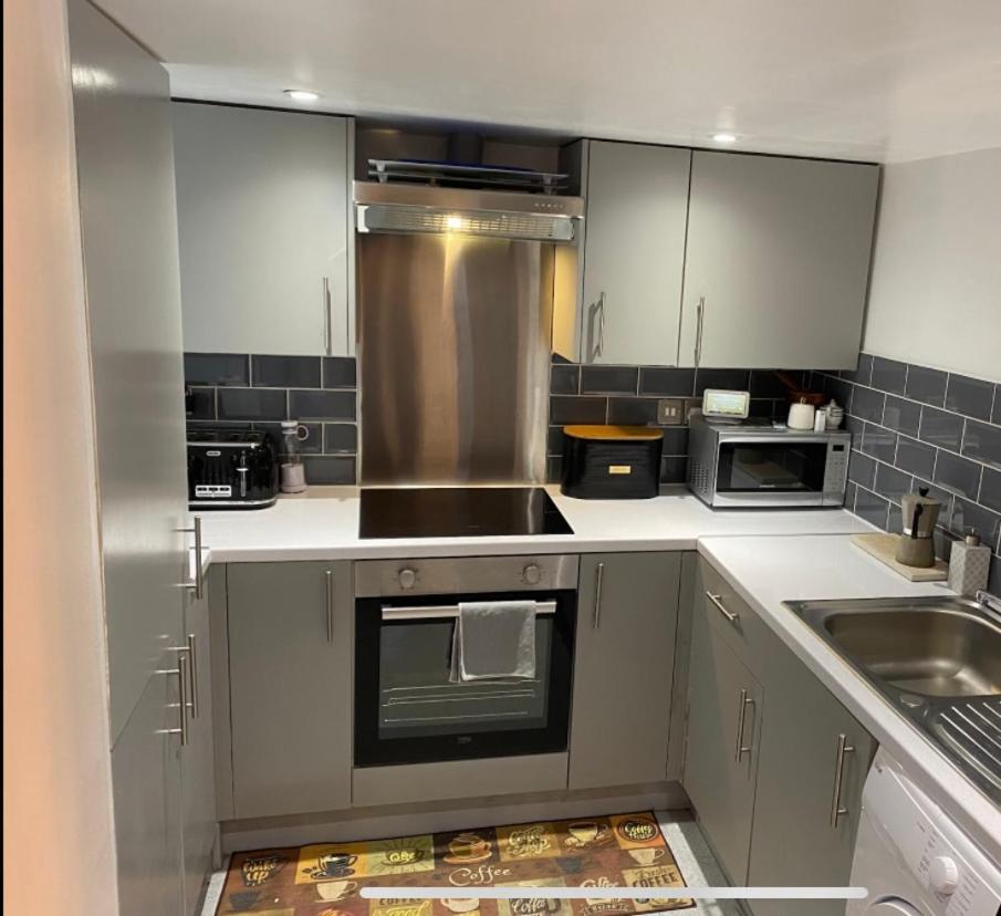 Central Private Double Bedroom In A 2Bedroom Apartment, Connected Via Underground, Overground And Many Bus Routes لندن المظهر الخارجي الصورة